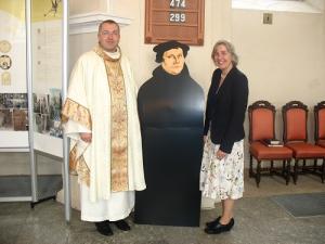 Vysk. M. Sabutis ir viešnia iš Vokietijos su M. Liuterio trafaretu 